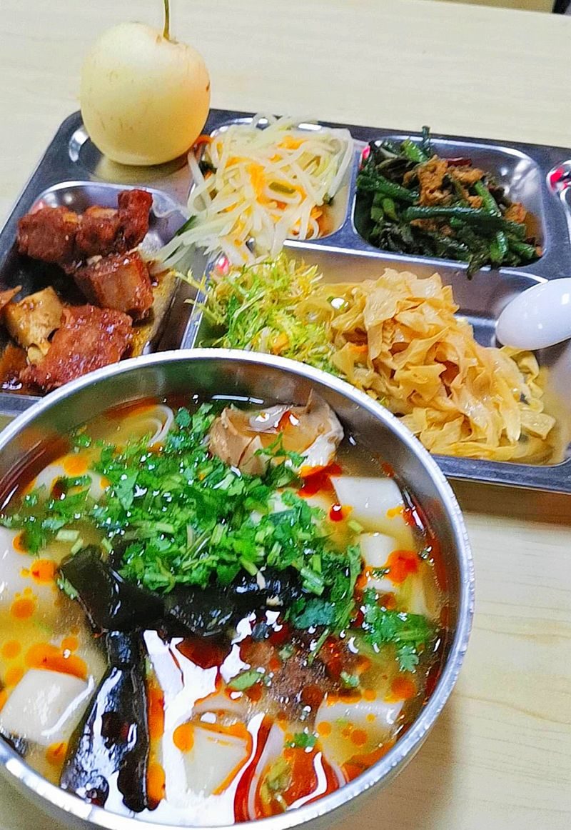 4月了，食堂午餐太丰盛，发朋友圈，被围观都想去吃