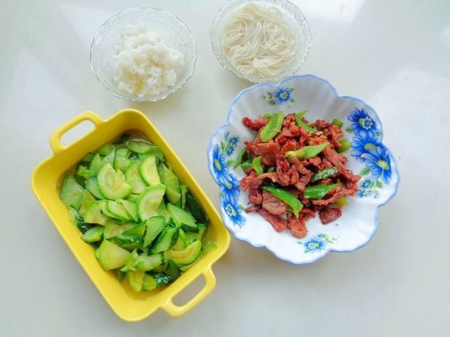 我家周末三餐，煎饺子配炖排骨，简单美味，健康过春天