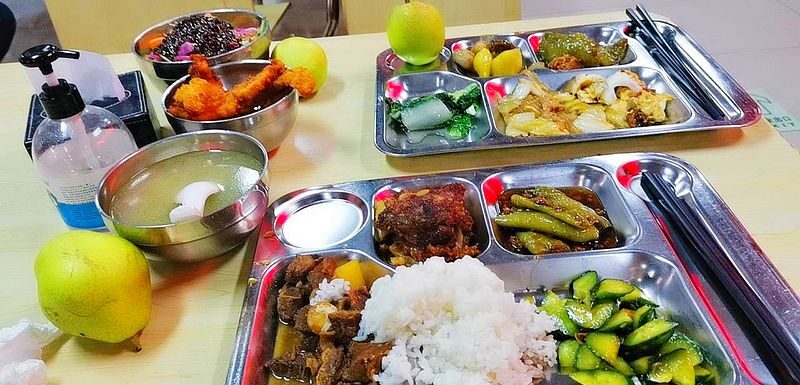 大食堂午餐，粉蒸鸡烧羊排不限量，只上五天班，愿意吃吗？