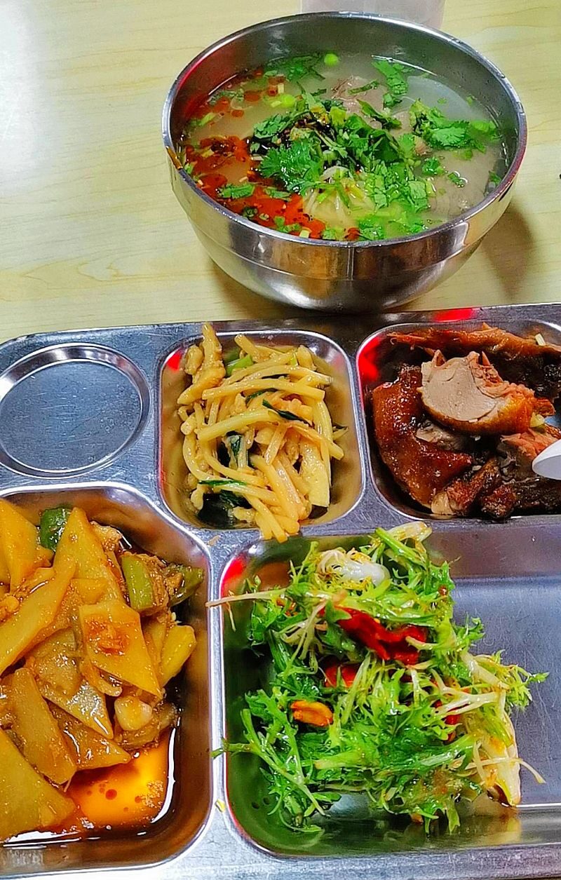 大食堂午餐，粉蒸鸡烧羊排不限量，只上五天班，愿意吃吗？