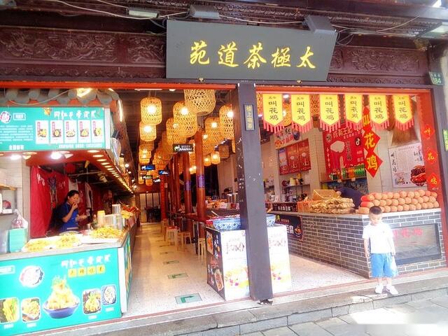 杭州人气最高的步行街“河坊街”，吃地方美食，看历史文化风貌