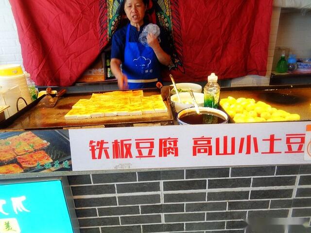 杭州人气最高的步行街“河坊街”，吃地方美食，看历史文化风貌